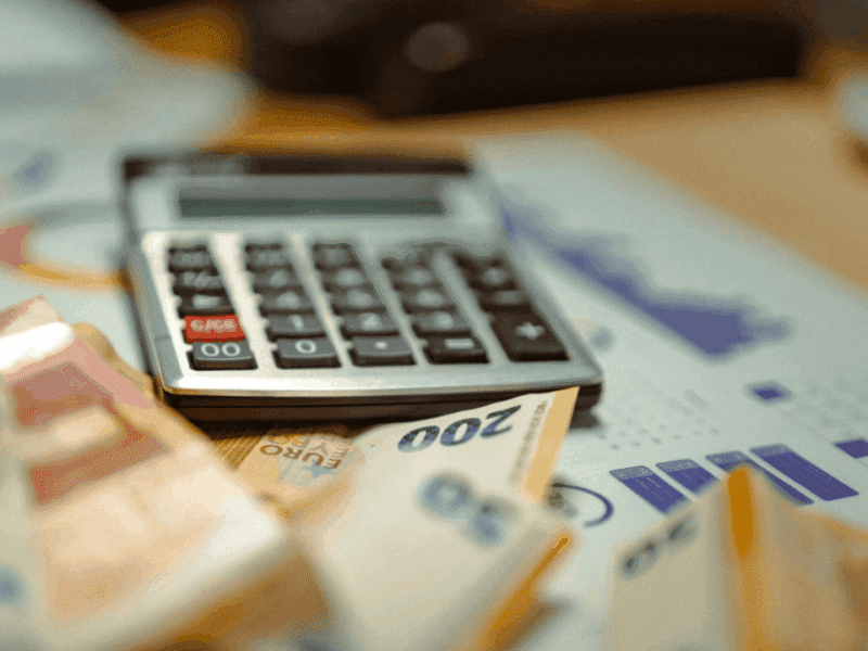 Qual é a melhor opção: parcelar ou pagar à vista? Confira antes de comprar 1 pagar à vista