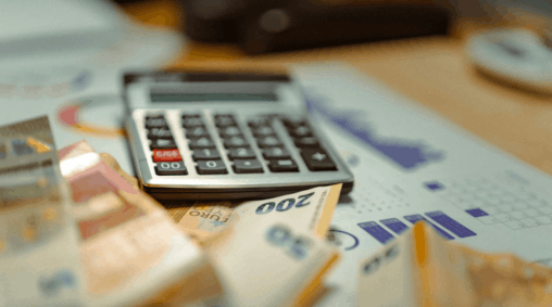 Qual é a melhor opção parcelar ou pagar à vista 1 1 Notas de dinheiro brasileiro